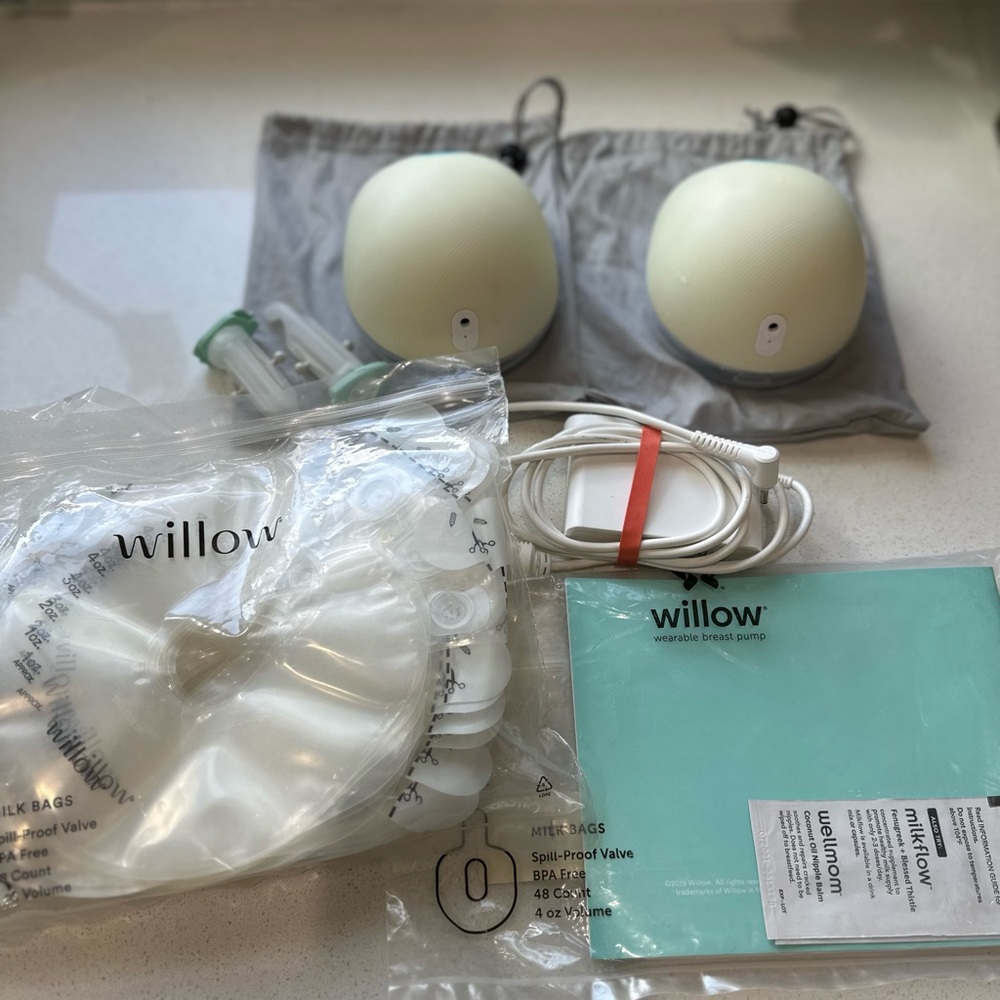 Willow 2.0 pump, collection bags, phalanges, flextubes, and charger!